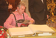 im Goldenen Buch des Rathauses durfte sich das Team des FC Bayern München samt Trainer Jupp Heynckes eintragen (©Foto: Martin Schmitz)